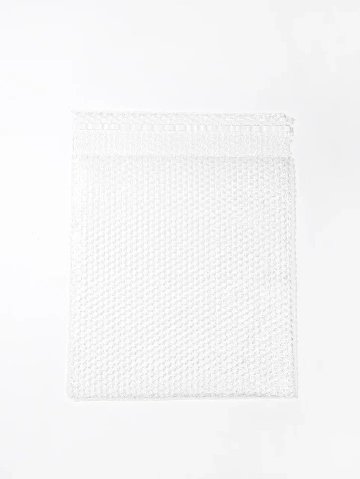 Пакет из воздушной пузырчатой пленки 3-х слойной 25 см * 30 см + 5 см клапан с клеевым слоем - фото